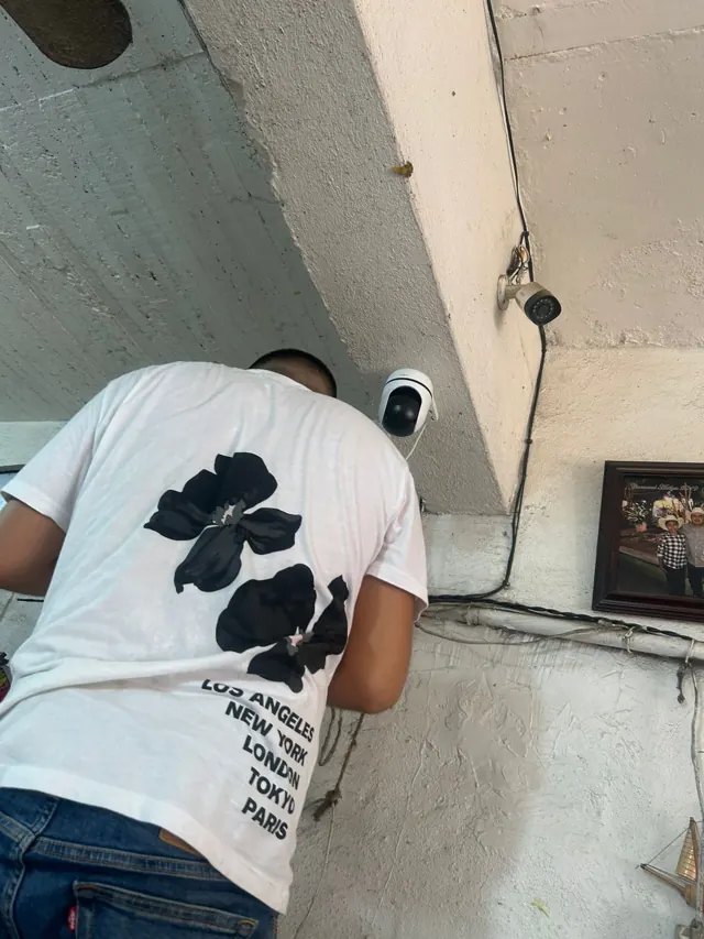 Cámara — Carnicería Hermanos Martínez. Instalación de cámara de seguridad para la Carnicería Hermanos Martínez en Bahía de Banderas, Nayarit. Videovigilancia en alta definición para proteger el negocio, prevenir robos y supervisar el local en tiempo real desde el celular.