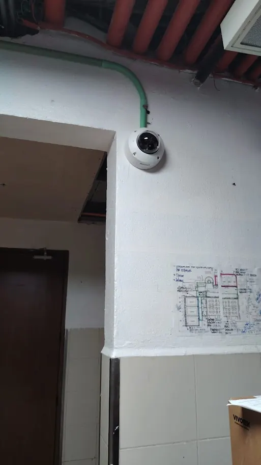 Cámara IP con ductería. Cableado protegido en ductería para un acabado limpio.