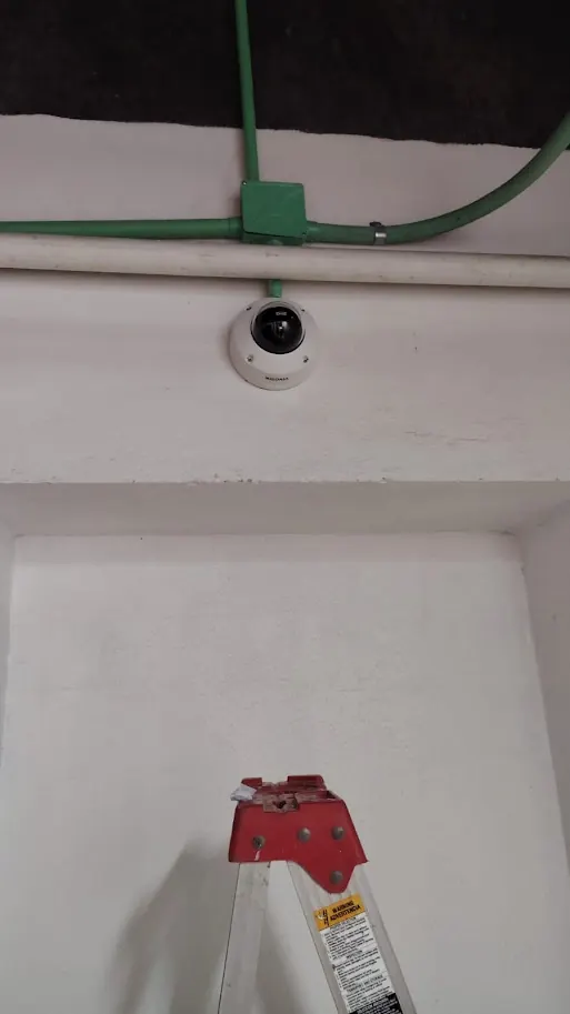 Cámara IP con ductería. Instalación con ductería a la vista bien ordenada.