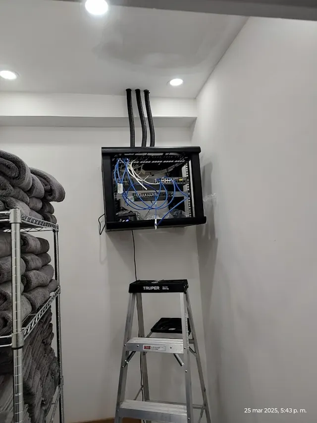 Organización de rack · Antes. Rack con el cableado desordenado, antes de la intervención.
