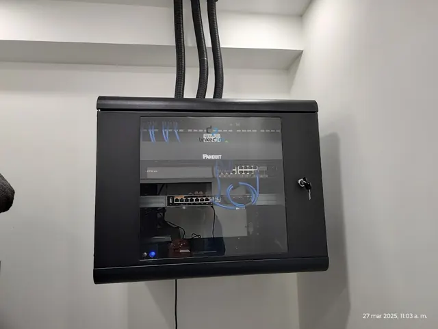Organización de rack · Después. Cableado estructurado, ordenado y etiquetado por Garmonta.