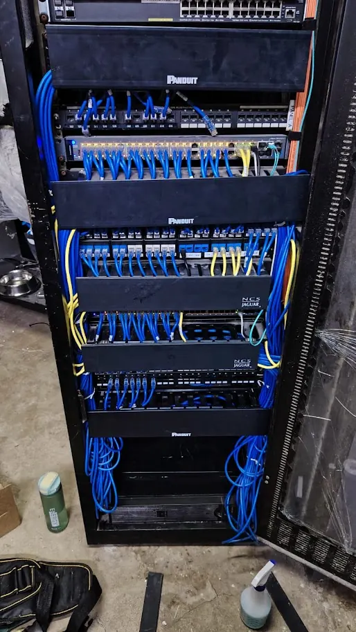 Rack de red. Switches y patch panel organizados.