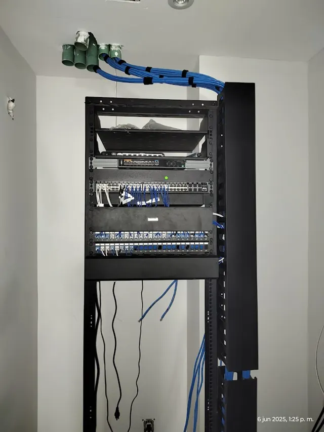 Rack de red terminado. Instalación de red lista y documentada.